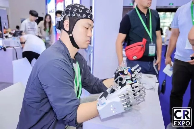 团队成员在2025中国国际福祉博览会暨中国国际康复展览会展示手部康复机器人 公司供图.jpg 团队成员在2025中国国际福祉博览会暨中国国际康复展览会展示手部康复机器人 公司供图.jpg